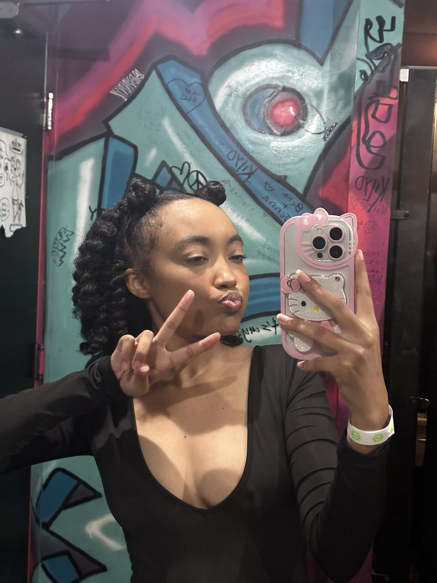 slvt4svga's tweet photo. telling a black woman to “wear your own hair” bc ur mad i called them girls outfits ugly is crazy work ??? anyways heres me w my natural beautiful hair that i will never be ashamed of 💗!! https://t.co/Ocms7tlxgZ