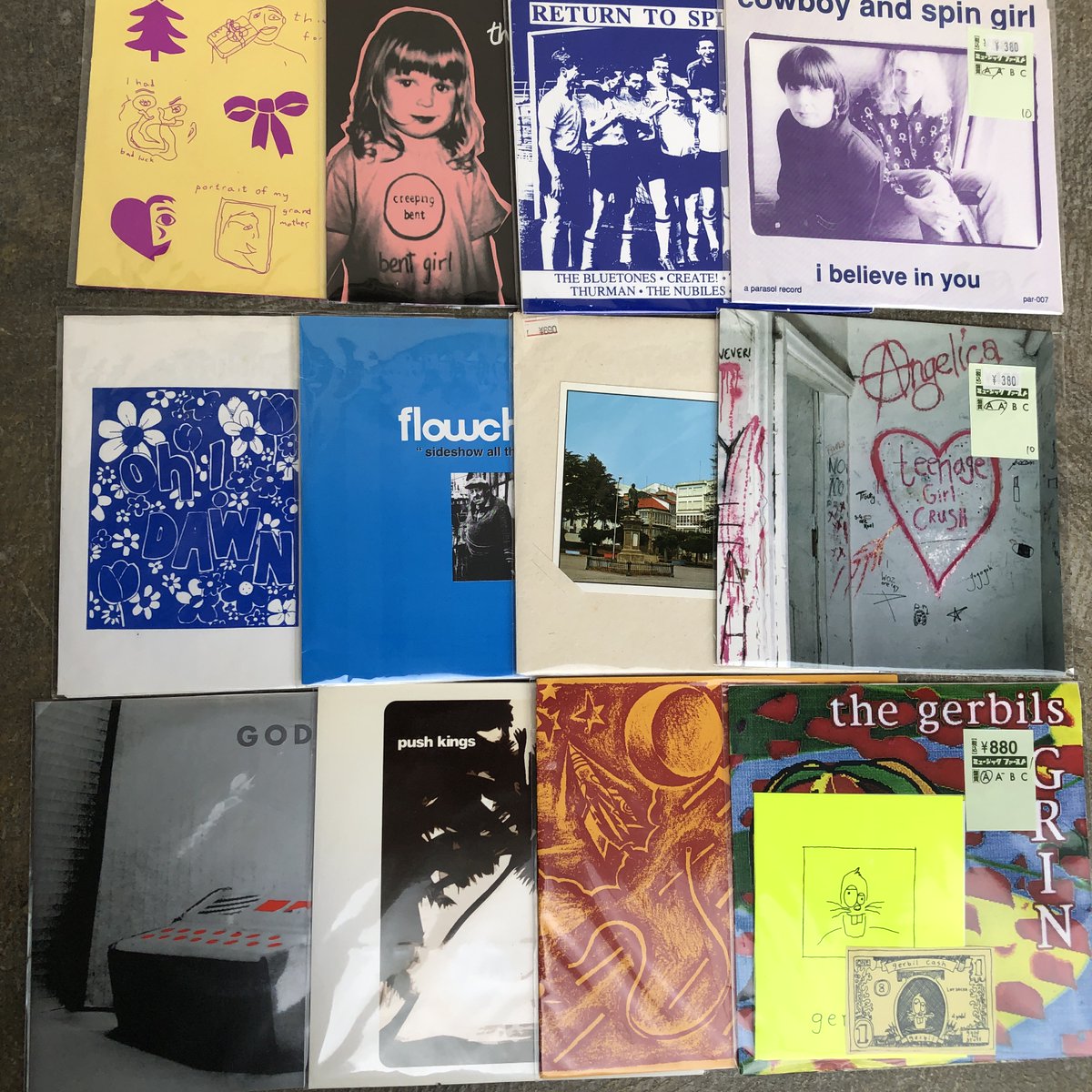 MusicFirst2007's tweet photo. 【コーナー紹介】ロック・ポップス90年代シングルコーナー

当店のロック・ポップス90年代シングルコーナーは、インディーが大量にあるのは皆さんご存じでしたでしょうか。
見てください、このジャケットのホームメイド感！ワクワクしませんか？

このコーナーをパタパタしているだけで心が安らぎます。
"好き"だけが詰まっているのがインディーの魅力。音楽に対するプリミティヴな衝動を感じられるハズ！

中にはどうしようもねぇ～曲もあるかも。でも、そこには一瞬のキラメキもは確かにあるはずです。
ジャケ買いハズレ上等！
むしろハズレを引いて大笑いしたい！

500円以下のものもた～～くさんあるので、ビビッとくるジャケを手に取るのがオススメです。

・・・

ちょっと目についたバンドをいくつか紹介します。

Rocketship
USインディー・ポップ代表！LPで買うとそこそこしますが、シングルは3ケタで買えちゃいます。

The Minders
USインディー最重要レーベルElephant 6のバンド。象6印はマストバイ！

Fat Tulips
VINYL JAPANリリースの女声ネオアコ！

Velocette
元Comet Gainのメンバーのバンド。Get Yourself Togetherはアンセム。

Daniel Johnston And Yo La Tengo
最高のWネームだ...

まだまだたっくさんあります。
是非、ロック・ポップス90年代シングルコーナーにお立ち寄りください。
#musicfirst #ミュージックファースト #vinyls #recordstore #indie

（ノザキ）
