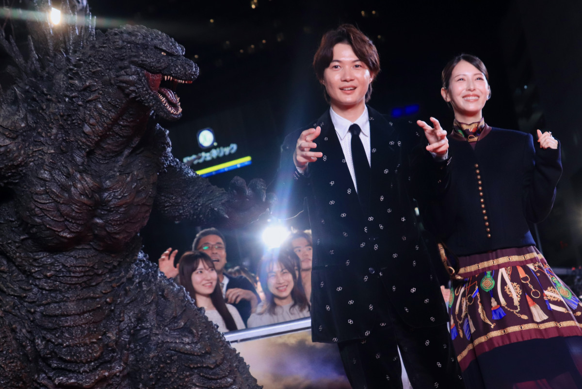 crank_in_net's tweet photo. 映画『ゴジラ-0.0』銀座カーペットアライバルに神木隆之介、浜辺美波、山田裕貴、佐々木蔵之介、田中美央、長澤まさみ、田中泯、吉岡秀隆、山崎貴監督が登場！
https://t.co/dtw9i9tc9d

神木＆浜辺＆ゴジラの3ショット📸
集まったファンを前に出演陣の笑顔が輝いていました✨
#ゴジラマイナスゼロ https://t.co/iLzI2hMHEZ