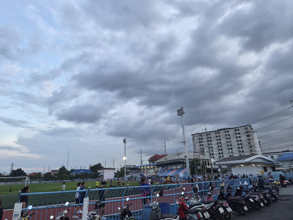 chuckwow25's tweet photo. มาเดินเล่นที่สนามกีฬาคับ #มหาชัย #สมุทรสาคร https://t.co/bgFgX5hFAj