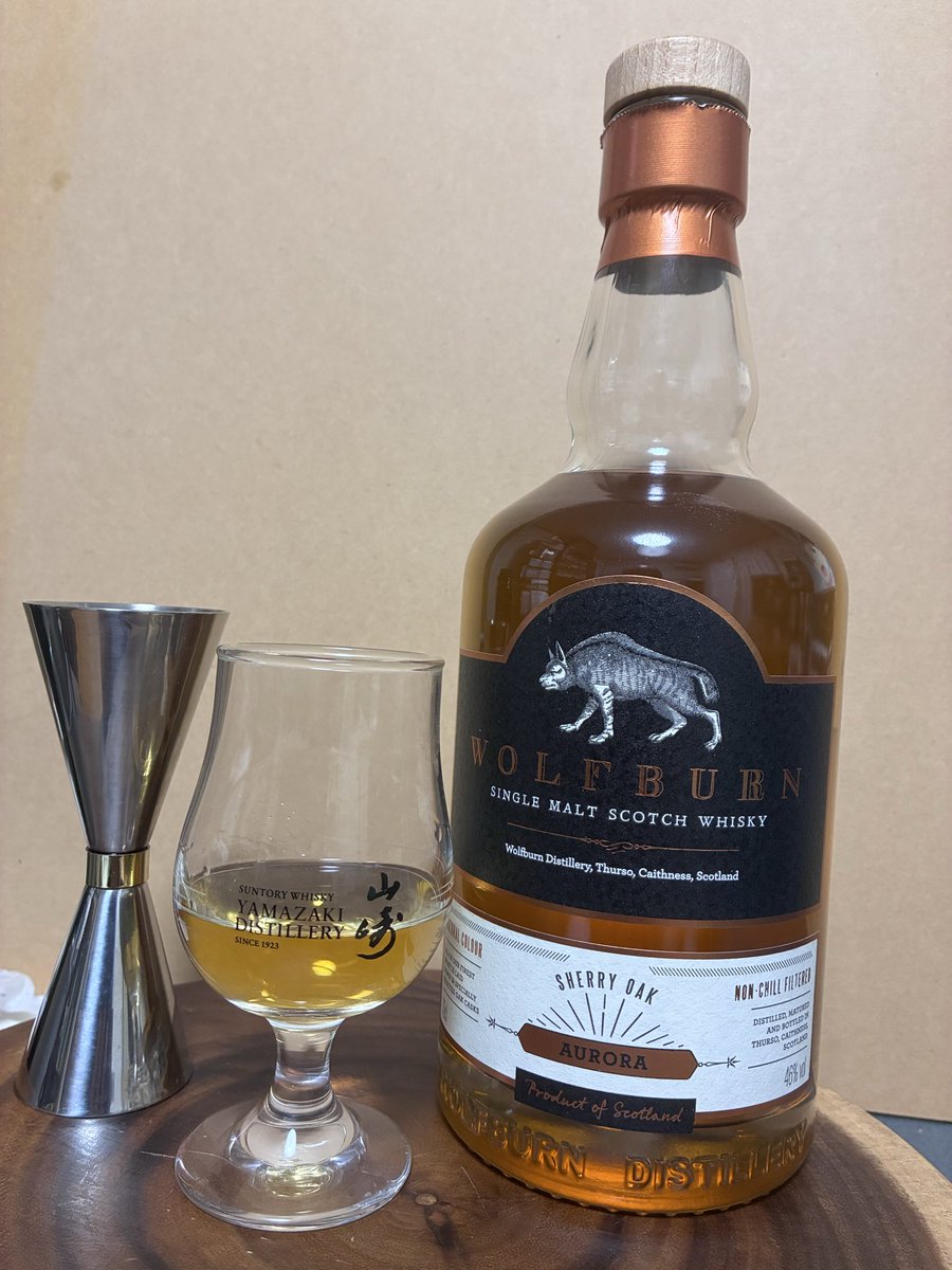 hyide1234's tweet photo. #本日の一杯

#ウルフバーン　Aurora

アロマ　ハッカ、ミント、うっすら甘いバニラ
一口でバニラのあとシェリー感の甘みとスパイシー。
余韻は、ピリッとスパイスが続く。

加水で、甘い香り立ちがより強く。スパイス感も弱めになるが、後味はスパイシー感強めに出る。
初めて飲んだが、中々良い。 https://t.co/ShOoIhBAF4