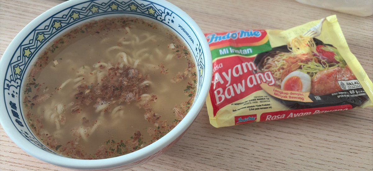 hayatechaaan's tweet photo. ayam bawang

A familiar face, a familiar taste. 
If I were to draw fan art of ayam bawang, I’d depict a devoted childhood friend with slightly brown hair. She doesn’t have any striking features; she just watches over me with a quiet smile. I love spending time with her. On ordinary evenings, on the way home from school, it is very country side and humid. as we push our bikes, we talk about the classes we had that day or what we talk with friends at school. Sometimes there are silences, but I don’t mind. When we get to my house, she waves goodbye, saying, See you tomorrow. That’s the kind of girl ayam bawang is.