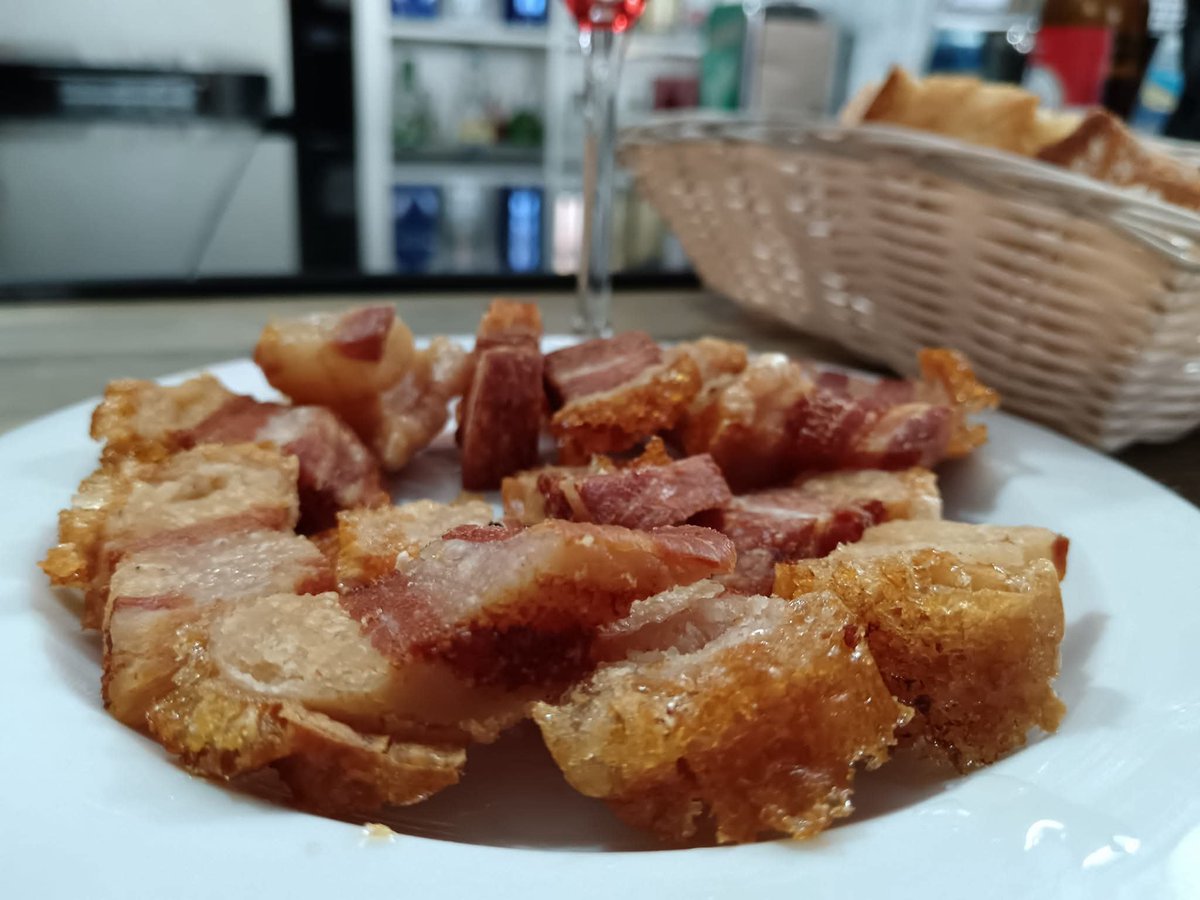JesusPilar79's tweet photo. Llegó el #lunes #torreznoday a disfrutar de un @TorreznodeSoria con un #Rosado @DOCigales #AlLio @tierradesabor @EMorenoSaez @jantongo @GastronomiaCyL @JuanjoDelgadoes @dmanso73 @Soriaestademoda @sorianitelaimag @PepepotamoVa @miopillo @ParamioConde https://t.co/ATgjoQ1b1k