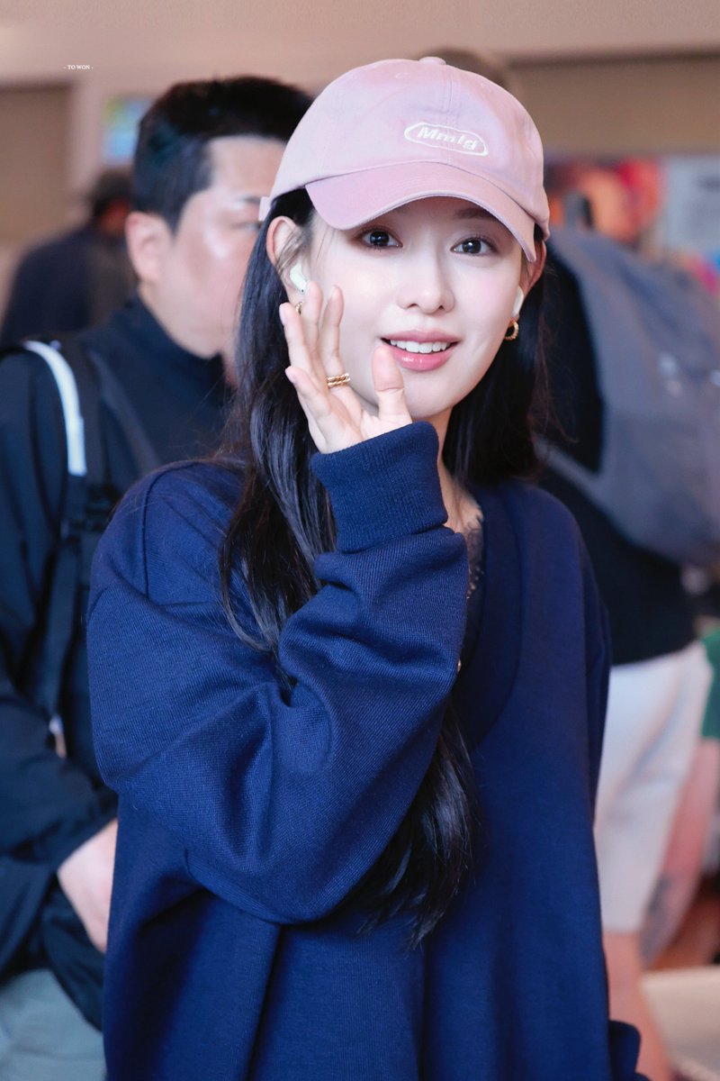 TOWON_1019's tweet photo. 우리 언니 항상 행복했으면 좋겠어요🎂

#김지원 #KimJiwon
#HappyJiwonDay #HappyGeewoniiDay https://t.co/LminrcXVXW