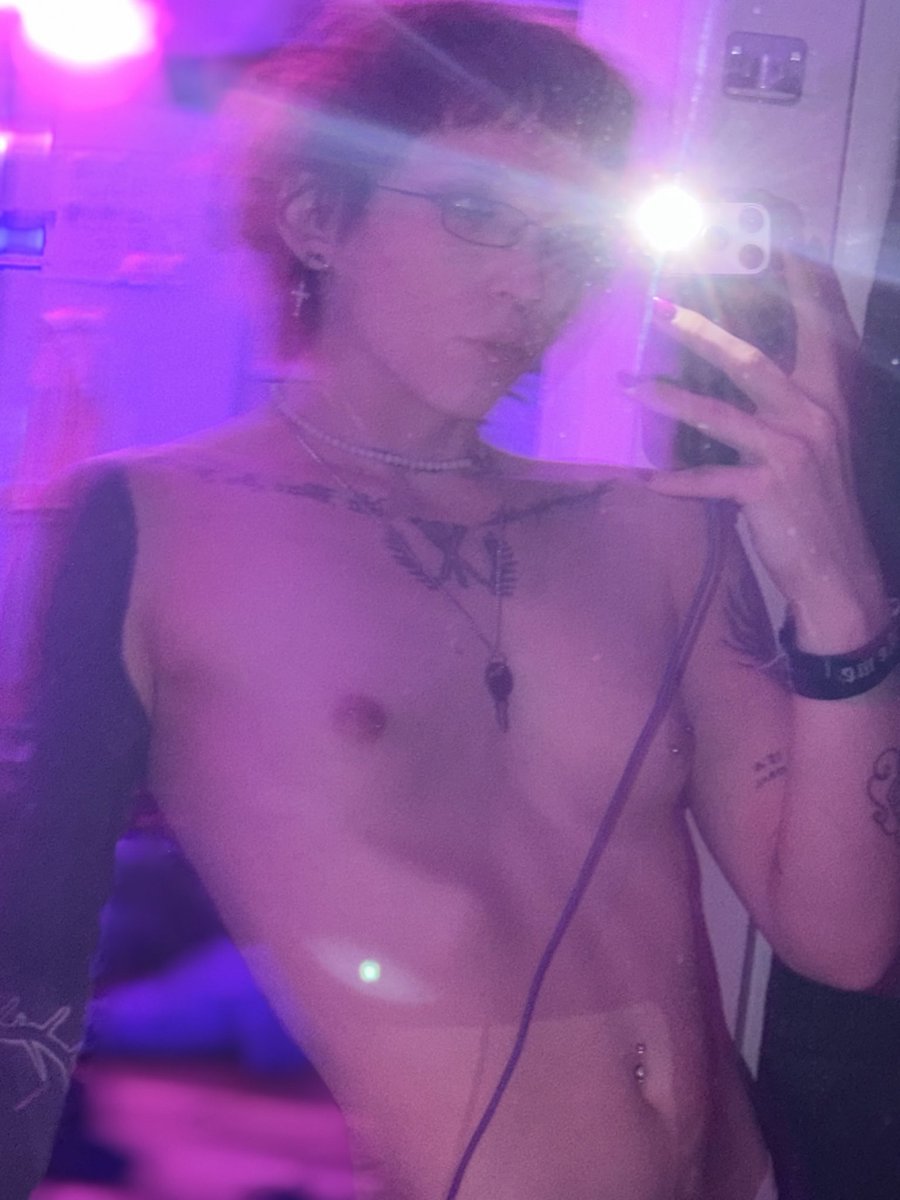 s0ngbird_13's tweet photo. I need to get cracked till my visions this blurry I swear😵‍💫 https://t.co/hRSQhFgi9u