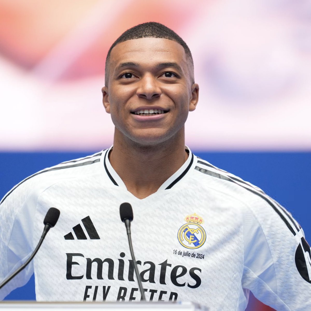 ActuFoot_'s tweet photo. 🚨🚨💣 Joan LAPORTA 🇪🇸 sur l’arrivée de Kylian MBAPPÉ 🇫🇷 au REAL MADRID :

« PLUS D’UN COQ DANS UN MÊME POULAILLER, ÇA NE PEUT PAS FONCTIONNER, JAMAIS. ❌

La priorité dans le football, c’est l’équipe et l’esprit d’équipe. Si tu n’as pas ça, le projet ne fonctionne pas.

(…) EUX ONT PRÉFÉRÉ LES INDIVIDUALITÉS, LES GROS RECRUTEMENTS.

Je crois que le Real Madrid a perdu en crédibilité et ils tentent par tous les moyens de justifier tout ça en mentant sur le cas Negreira, parce que cela fait deux ans qu’ils ne gagnent rien.

NOUS, NOUS GAGNONS ET NOUS SOMMES CANDIDATS POUR TOUT GAGNER. » 🙌

🎙️ @lequipe