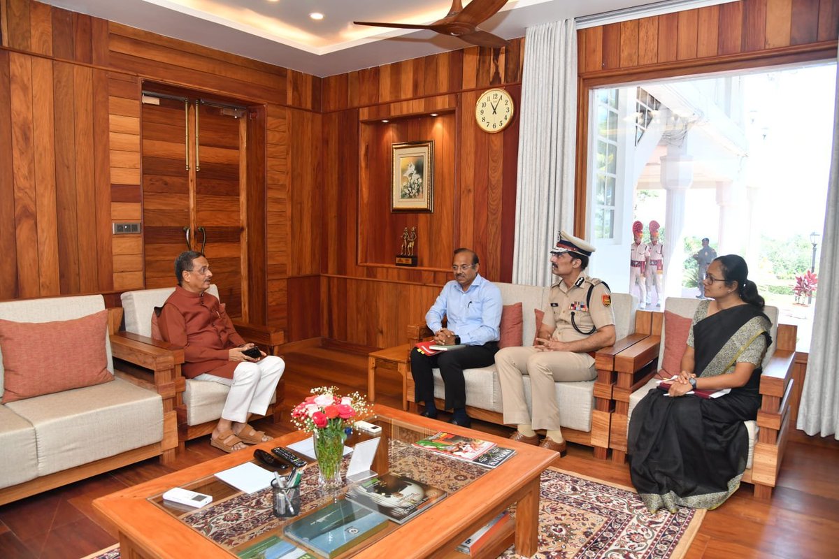 MediaRN_ANI's tweet photo. माननीय उपराज्यपाल डॉक्टर दिनेश शर्मा जी से, आज लोक निवास, श्री विजयपुरम में दिल्ली दौरे से पहले मुख्य सचिव एवं पुलिस महानिदेशक के साथ बैठक की। बैठक में कानून-व्यवस्था की समीक्षा की गई तथा स्वाइन फ्लू की रोकथाम और उपचार में तेज़ी लाने के निर्देश दिए गए। साथ ही, भारत सरकार की स्वीकृति से अग्निवीरों की नियुक्ति दी, राधानगर तट पर एम्बुलेंस वैन तथा एलीफेंटा तट पर रेस्क्यू बोट तैनात करने के निर्देश भी दिए।

@VPIndia @PMOIndia @HMOIndia @MinofCultureGoI @tourismgoi @MoRD_GoI @PIBHomeAffairs @LG_ANI_DrDinesh