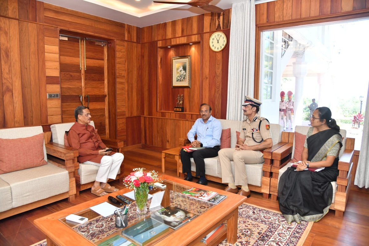 MediaRN_ANI's tweet photo. माननीय उपराज्यपाल डॉक्टर दिनेश शर्मा जी से, आज लोक निवास, श्री विजयपुरम में दिल्ली दौरे से पहले मुख्य सचिव एवं पुलिस महानिदेशक के साथ बैठक की। बैठक में कानून-व्यवस्था की समीक्षा की गई तथा स्वाइन फ्लू की रोकथाम और उपचार में तेज़ी लाने के निर्देश दिए गए। साथ ही, भारत सरकार की स्वीकृति से अग्निवीरों की नियुक्ति दी, राधानगर तट पर एम्बुलेंस वैन तथा एलीफेंटा तट पर रेस्क्यू बोट तैनात करने के निर्देश भी दिए।

@VPIndia @PMOIndia @HMOIndia @MinofCultureGoI @tourismgoi @MoRD_GoI @PIBHomeAffairs @LG_ANI_DrDinesh