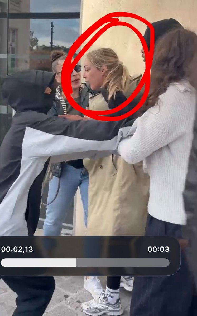 Melissa_Nemesis's tweet photo. 🚨 APPEL À TÉMOINS 🚨

Nous recherchons l’identité de ces deux femmes (militantes ou sympathisantes de Nous Toutes) qui nous ont frappées hier à Nantes. Si vous les reconnaissez, n’hésitez pas à nous contacter. 🙏🏻 https://t.co/HmKtjkwHIo