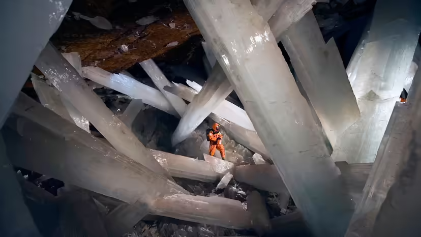 theiaincameron's tweet photo. In 2000, miners working 300 metres (980 ft) beneath the Mexican desert broke into a cave. When inside, the scene looked almost impossible. Enormous transparent crystals were everywhere, some reaching 11 metres (36 ft) long.

This is Mexico’s Cave of the Crystals.

1/n https://t.co/dkWto2yFVI