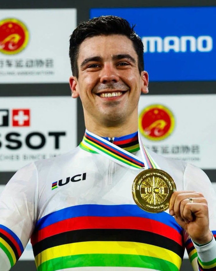 PCMPTMag's tweet photo. @ileitaoooo @IvOliveira96 @tatamartins99 @TeamTaviraCA @UCI_Track @UCI_cycling Iúri Leitão: 🥇 e 🥈
Ivo Oliveira: 🥈
Maria Martins: 🥉
Miguel Salgueiro: 🥉

Mudam os velódromos e os palcos, mas algo é transversal: Portugal brilha na pista. Os pistards nacionais são dos melhores do mundo e provam-no a cada volta em qualquer velódromo por esse mundo fora! 🌍 https://t.co/wQwSFDuE77