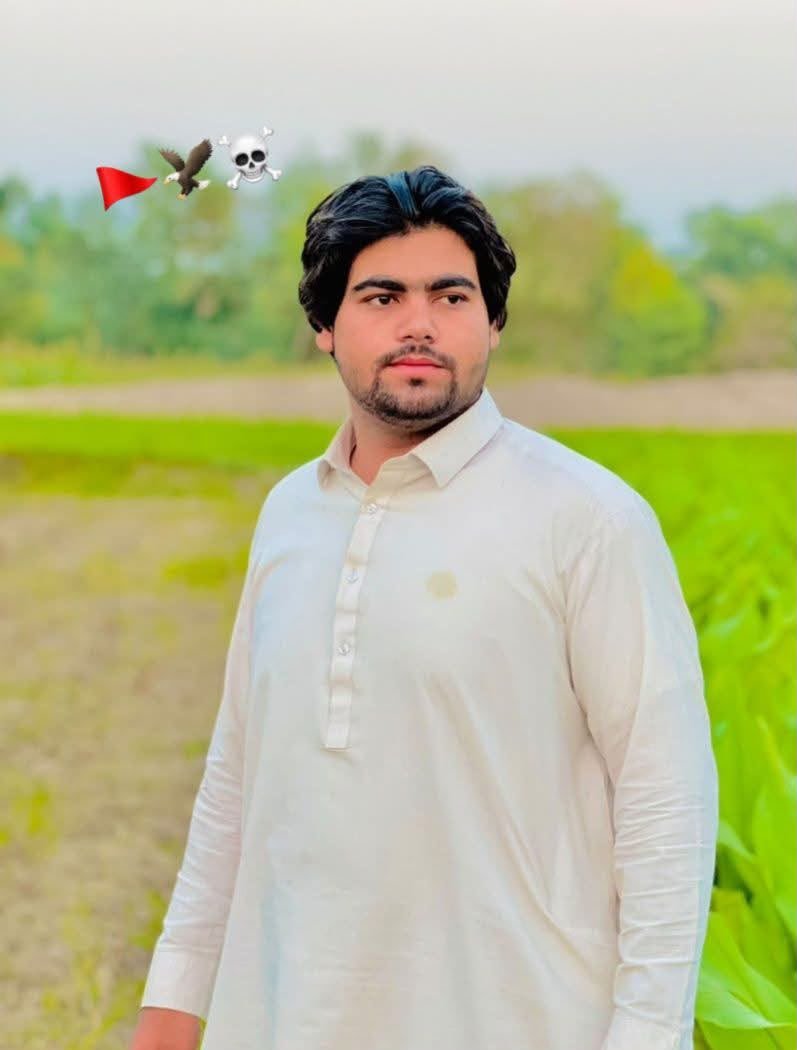 Waziriwuu4's tweet photo. فیروز فتح خیل کے سراج خان ولد زیر احمد خان، جو رکشہ چلا کر یتیم گھرانے کی کفالت کرتے تھے، مبینہ طور پر گھر کے قریب موٹرسائیکل سوار افراد کے ہاتھوں اٹھائے گئے، جس کے بعد فائرنگ کی آواز سنی گئی۔ بنوں میں گزشتہ 6 ماہ کے دوران 70 سے زائد افراد کے واقعات ہوئے ہیں۰
#JusticeForSiraj https://t.co/6Q6Kqs11Iv