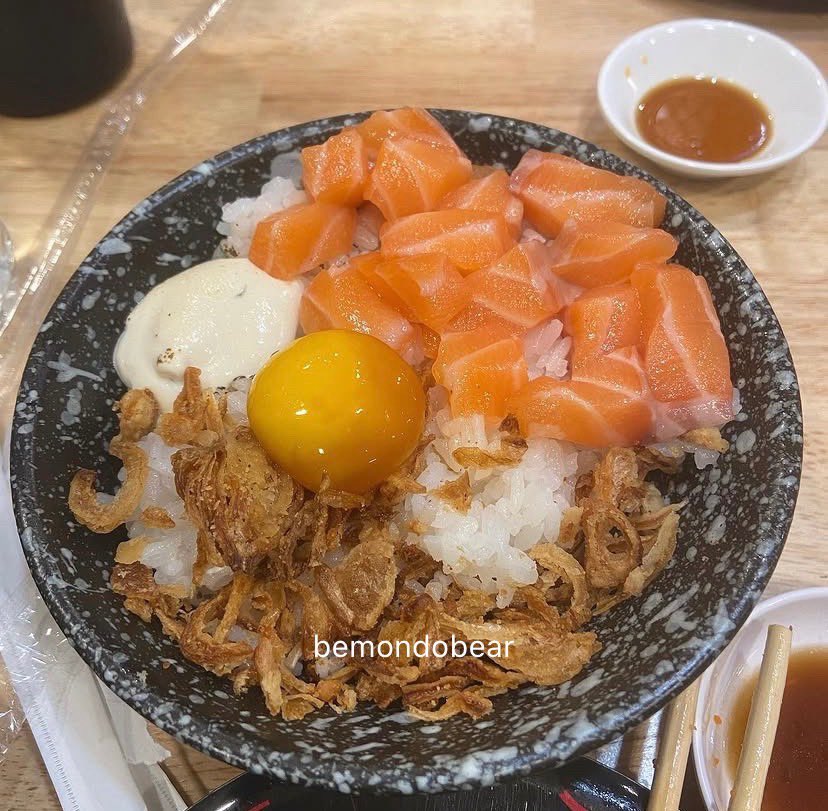 bemondobear's tweet photo. 🇯🇵 Shinkanzen Sushi จัดหนัก! โปรโมชั่น Set 3 ข้าวหน้าแซลมอน ไข่ดอง+คัตสึด้ง หมูกุ้งทอด+ซุปมิโซะ 2 ถ้วย ลดพิเศษ! จาก 354.- เหลือ 265.- สั่งที่ #LINEMAN
🐠 ปลาแซลมอนสด หวาน โรยหอมเจียวกรอบ ซอสทาร์ทาร์มันเค็ม โปะไข่แดงดองละมุน อร่อย เข้มข้น แนะนำลองเลย
📍 https://t.co/6qIRsW7pGt https://t.co/ED9MijxONI