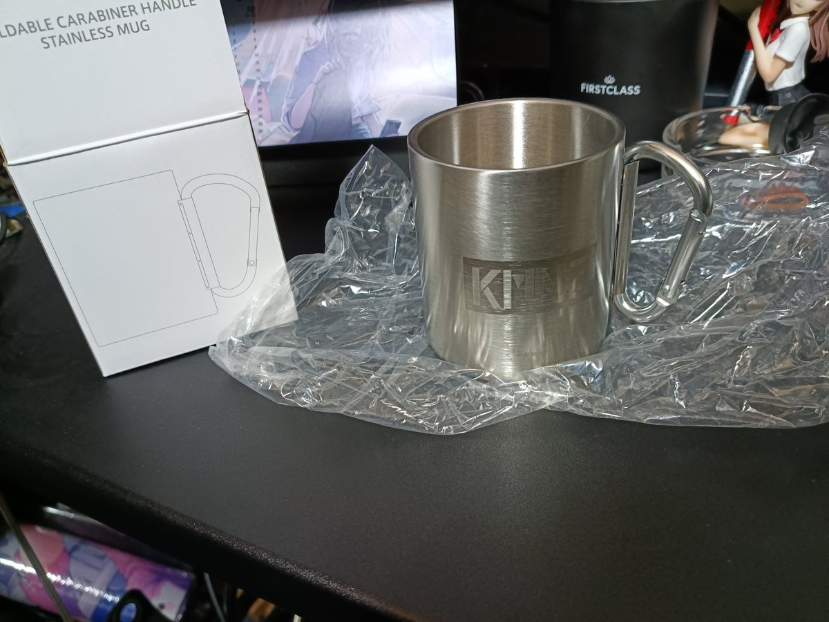 kuhou_tamanegi's tweet photo. 2周年グッズと俺の初ライブ、現地の4thワンマンのBD届いた!!!!
3犬のアクスタ思ったよりデカくて存在感ある!!
ステンレスマグの質感も良き!!!
個人的に1番欲しかったNOISY NIGHTのジャケ写キーホルダーめっちゃ良すぎる!!
#KMNSUPPLY https://t.co/5Frho5BRLi