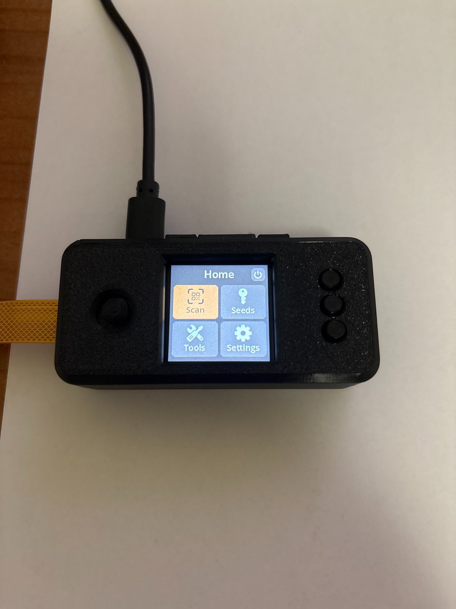 arh9992's tweet photo. 今天收到一位bitcoin holder发来的照片：他看了我的视频，成功组装了自己的 SeedSigner。

能帮到更多比特币持有者，亲手掌握自己的钥匙，是我做这些分享最开心的事。

每多一个人自己保管私钥，比特币网络就多一分韧性。

你我都是中本聪。 @SeedSigner https://t.co/A05v1zBtQL