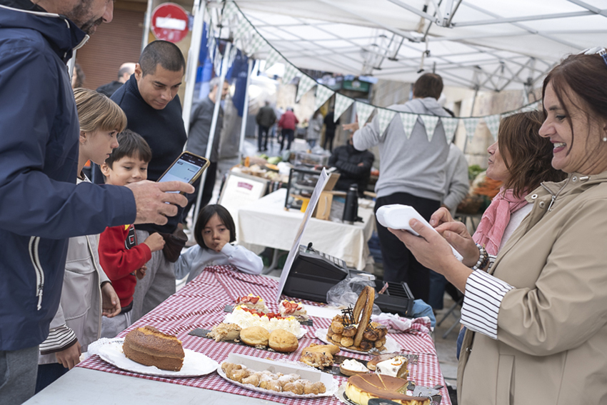 Oarsoaldea's tweet photo. 🍫 ¡EL SÁBADO ENDULZAMOS EL ALMA!

El calor de la ciudadanía y el comercio de proximidad llenaron Lezo de alegría en la feria AUZOAREN ARIMA GOZOA

💚 ¡Gracias a todas las personas que hicisteis posible esta bonita jornada!

¡Compartir lo hace todo más dulce! https://t.co/HaOzBb3KBO