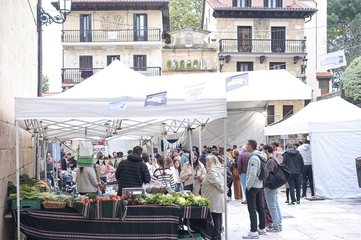 Oarsoaldea's tweet photo. 🍫 ¡EL SÁBADO ENDULZAMOS EL ALMA!

El calor de la ciudadanía y el comercio de proximidad llenaron Lezo de alegría en la feria AUZOAREN ARIMA GOZOA

💚 ¡Gracias a todas las personas que hicisteis posible esta bonita jornada!

¡Compartir lo hace todo más dulce! https://t.co/HaOzBb3KBO
