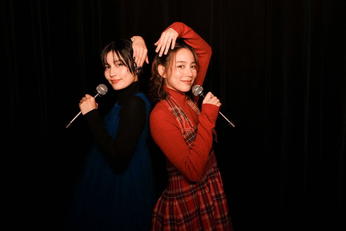 non_dayo_ne's tweet photo. 改めて、のん自由ツアー久慈公演ありがとうございました。
深く記憶に刻まれた昨日だった。
愛ちゃんと💙❤️
そして、大友さん、けいさんと！ のん

Photo:Hajime Kamiiisaka
#のん自由ツアー #久慈 https://t.co/YldWugRlUc