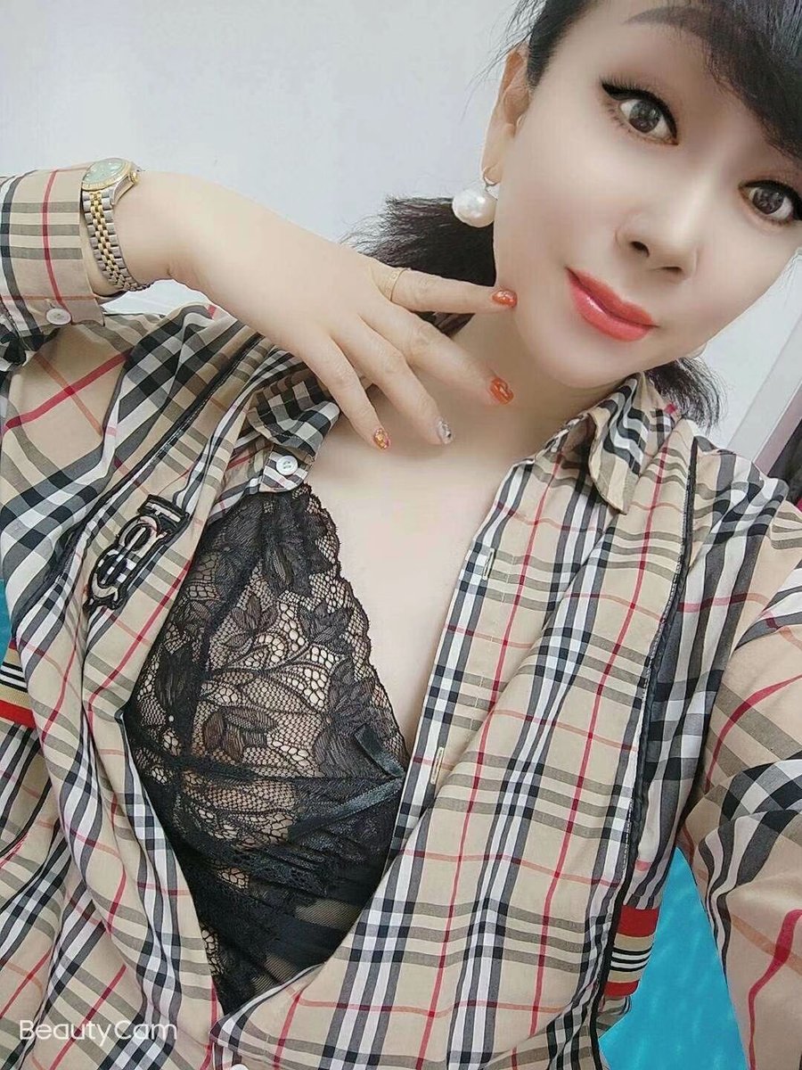 guotonghui's tweet photo. 名字:陈蔓
年龄:35
性别:女
身高:165
体重:51
地址:南京建邺区
学历:硕士
职业:大学老师
联系方式:@g1FHISSL56vqQ8E
罩杯:36D+
第一次自慰年龄/地方:10岁
第一次做爱几岁/和谁:14，和校外的混混大哥
奶头颜色:褐红偏黑
逼逼颜色:褐红偏黑
是否单身:否
已婚未婚:已婚
是否生育:是
被多少人操过:1000+ https://t.co/phqvrsbin1
