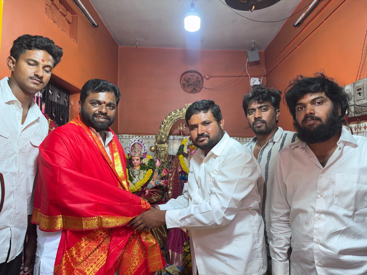 mpreetham's tweet photo. శాంతినగర్లో దుర్గాదేవి అమ్మవారిని దర్శించుకుని, అన్నదాన కార్యక్రమంలో పాల్గొన్న కాంగ్రెస్ నాయకులు మిరియాల ప్రీతమ్ గారు..
#Madinaguda #Shanthinagar #Annadanam #DurgaMatha #ServiceToSociety #DevotionalCelebrations #CongressLeader #preethammiriyala https://t.co/QJbEgf7B3m