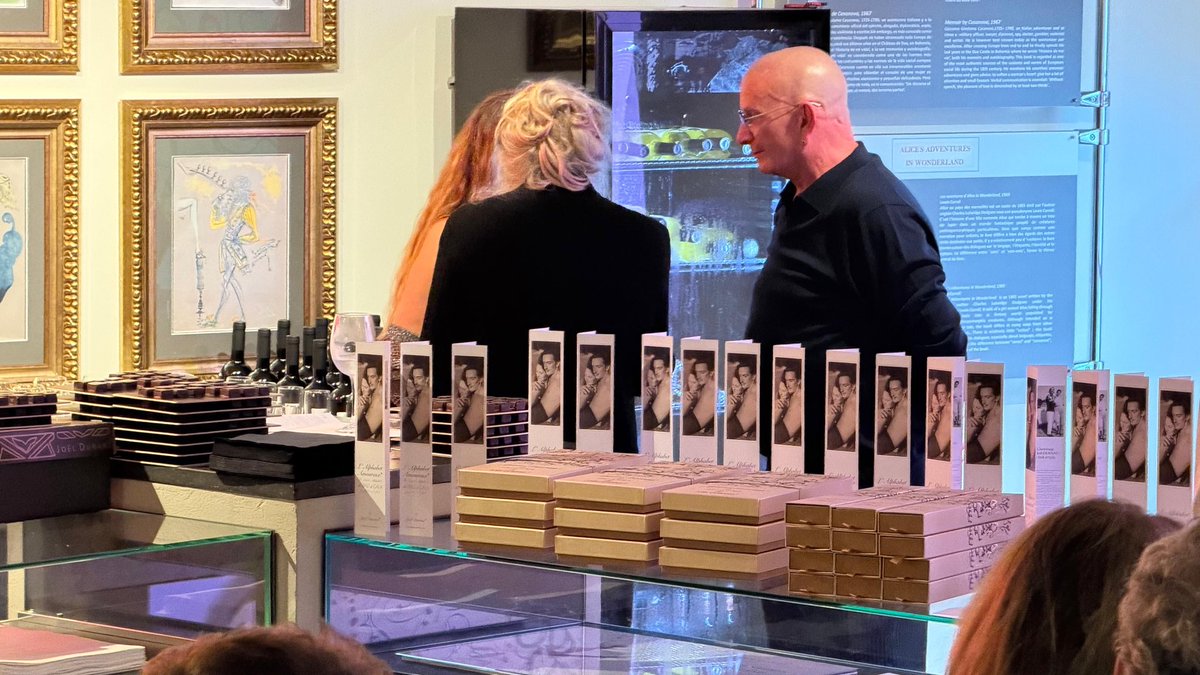 comunicacat's tweet photo. 🍫 El mestre xocolater francès Joël Durand ha convertit el 'Daligram' de Dalí en set bombons amb sabors inspirats en Cadaqués!

✅ El projecte ha comptat amb el vistiplau de la Fundació Gala-Salvador Dalí i la col·laboració de l'Ajuntament de Cadaqués i l’Expo Dalí

@AjCadaques https://t.co/u6DRRD0IhP