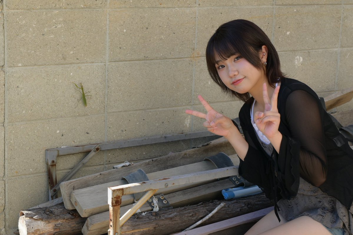 love100212's tweet photo. でっかいカマキリを見つけて大興奮💗
「カマゾノかまぞう」？と命名ww
ももちゃんらしくていいね😂
#ももか https://t.co/e2XNMtw7J4