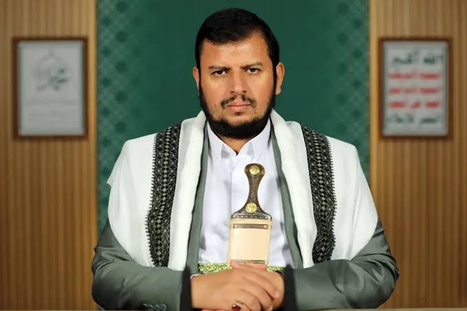 mahfildijital's tweet photo. 🔴 Husileri eski sözcüsü Ali el Buhayti:

Husilerin lideri Abdulmelik el-Husi kendisini Humeyni'den de Hamaney'den de hatta peygamberden de üstün bir makamda görüyor.

Kur'an-ı Kerim'e 'Sessiz Kur'an' adını veriyorlar ve kendi inançlarına göre Abdulmelik, 'Kur'an'ın eşi/yoldaşı' (Karînü'l-Kur'an) kabul edildiği için onu onlara tefsir etmeye yetkili tek kişi olarak sunuluyor.

Bu milislerle baş etmenin ve yarattıkları tehlikeyi sona erdirmenin askeri olarak kırılmaları dışında başka bir yolu yok.

Bazı fikirler kafalardan ancak kurşunla çıkar.