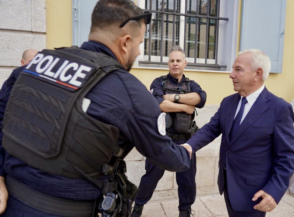 JeanLeonetti's tweet photo. Ce midi, avec les élus du Conseil municipal, nos parlementaires,  @EricPAUGET1 et @AlexndraBorchio,  et les nombreux Antibois réunis devant notre Hôtel de Ville, nous avons exprimé notre solidarité envers les communes, leurs habitants et leurs commerçants frappés ce week-end par des violences inacceptables.

Cette situation est intolérable. De telles violences ne devraient pas exister dans une démocratie comme la nôtre. Notre pays mérite mieux que la caricature de sa jeunesse, une belle jeunesse, réduite à l’image de casseurs, d’individus cagoulés et de pilleurs de commerces.

Je veux d’abord exprimer notre solidarité avec toutes les communes vandalisées et pillées. À Marseille, Nice, Limoges, Lyon ou Paris, les événements ont pris une ampleur qui a donné le sentiment de voir des villes livrées aux émeutes.

J’adresse également notre soutien aux commerçants victimes de ces dégradations, et surtout à la police nationale.

Quand on n’est pas allé sur le terrain, on ne mesure pas ce que signifie subir pendant des heures des violences et des insultes, rester debout sans réagir, avancer sans chercher à blesser, avec pour consigne de ne faire aucun blessé grave et de ne déplorer aucun mort. À ce jour, 997 policiers ont été blessés.

Je déplore, comme vous tous, les blessures graves subies par certains jeunes, notamment deux d’entre eux. Mais nous ne devons pas oublier les violences exceptionnelles auxquelles les forces de police ont elles aussi été confrontées durant cette période.

Je veux également exprimer notre solidarité envers les pompiers et les enseignants agressés. Tenter de lyncher un pompier à terre ne doit pas exister dans notre pays. C’est intolérable.

Nous réclamons donc un retour rapide à l’ordre républicain et des sanctions exemplaires contre ceux qui ont commis ces méfaits, portant atteinte à l’image de notre jeunesse et à celle de la France.

Même si Antibes est un territoire apaisé, nous ne pouvons pas dire que ce qui se passe ailleurs en France ne nous concerne pas. 
C’est notre jeunesse qui est mise en cause, et c’est aussi elle que nous devons protéger. Cette jeunesse, nous devons l’écouter. Elle est la France de demain et elle est inquiète à bien des égards. Elle voit la guerre aux portes de l’Europe, s’interroge sur son avenir et sur une société qui se transforme notamment avec l’intelligence artificielle, sans toujours répondre à ses aspirations.

Cette inquiétude doit être entendue. Nous devons donner à nos jeunes des perspectives, la liberté de s’exprimer, de créer leur propre destinée et de construire leur pays.

Mais aucune revendication, aucune souffrance et aucune difficulté ne peuvent en aucun cas excuser les violences que nous avons connues.

Nous attendons donc du Gouvernement, mais aussi de chacune et chacun d’entre nous et de l’ensemble des élus de nos territoires, un véritable élan de solidarité.

Merci à vous tous et à ce peuple antibois, calme et déterminé, qui restera fidèle à nos valeurs : l’humanité et le respect envers nos jeunes, mais aussi la sévérité et la fermeté à l’égard de ceux qui veulent déstabiliser notre pays.