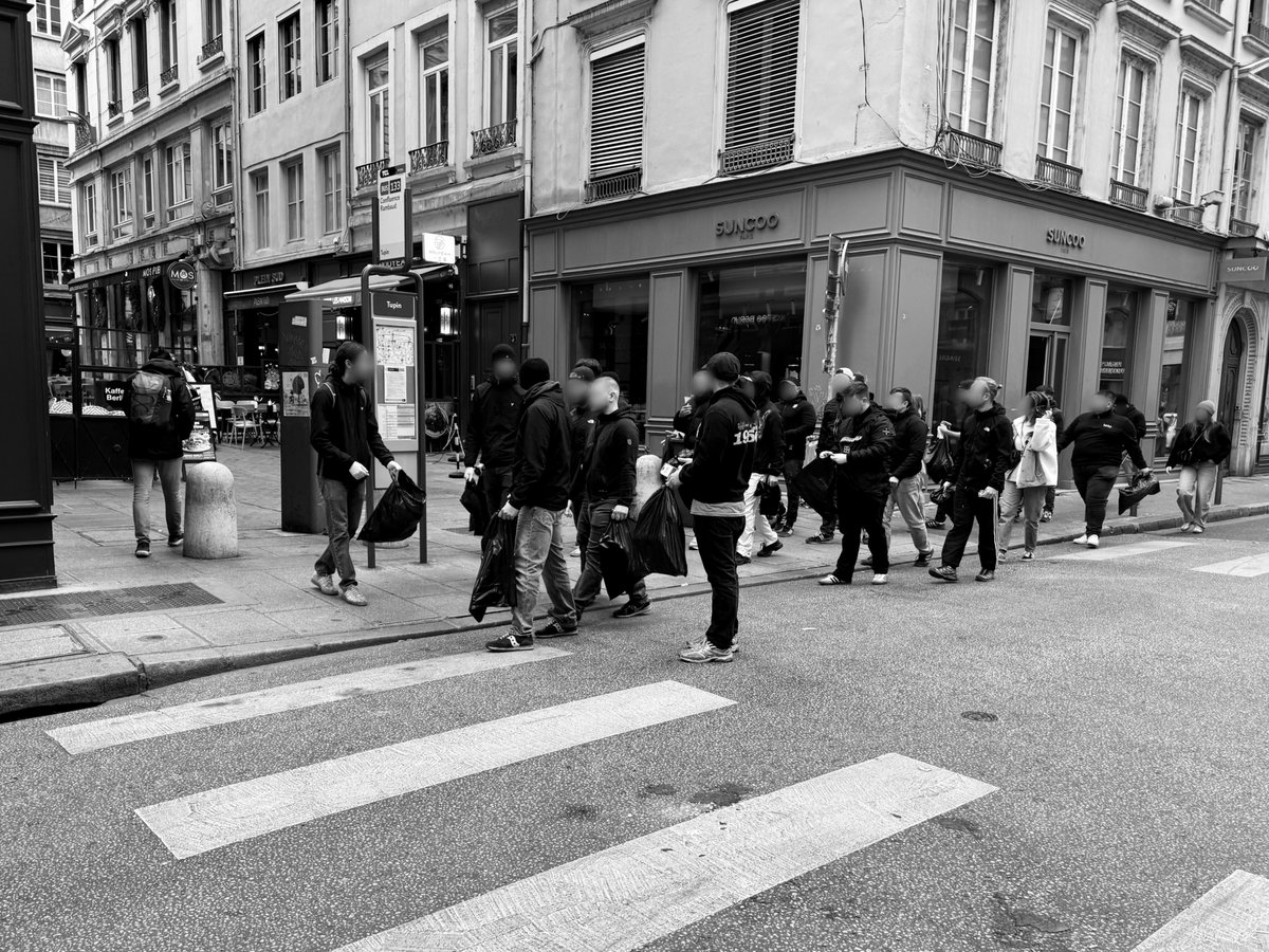 1950officiel's tweet photo. Le groupe s’est mobilisé hier matin pour aider les agents et les commerçants à nettoyer la ville. (part 1/3) https://t.co/n8s3xHy2OS