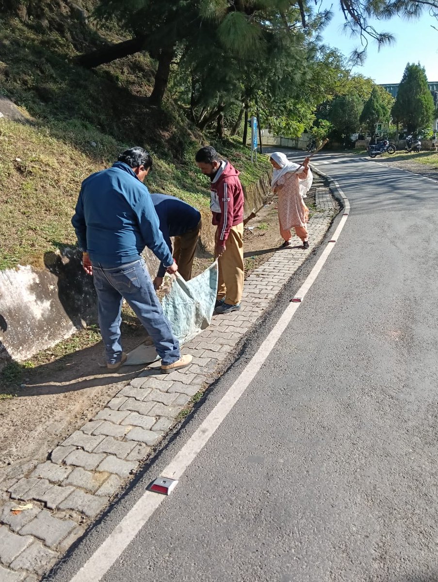 CDagshai's tweet photo. SPECIAL CLEANLINESS DRIVE ON CIRCULAR ROAD NEAR ARMY PUBLIC SCHOOL, DAGSHAI, UNDER SPECIAL CAMPAIGN 6
#SwachhataHiSeva2026
@SwachhBharatGov
@swachhbharat
@MoHUA_India
@MoJSDDWS
#SpecialCampaign6 https://t.co/Q7w2m96K8b