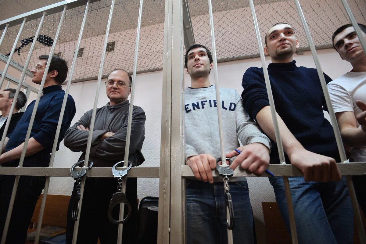 levkrll's tweet photo. Русские, учитесь у парижан. 

Поучусь, когда французам будут давать по пять лет тюрьмы после кинутого пластикового стаканчика в сторону экипированной армии росгвардии. 

Французский бунтарь рискует получить струю слезоточивого газа и пойти вечером пить вино. Российский протестующий рискует потерять работу, получить статус иноагента и экстремиста, штурм квартиры в шесть утра и десять лет пыточной тюрьмы.