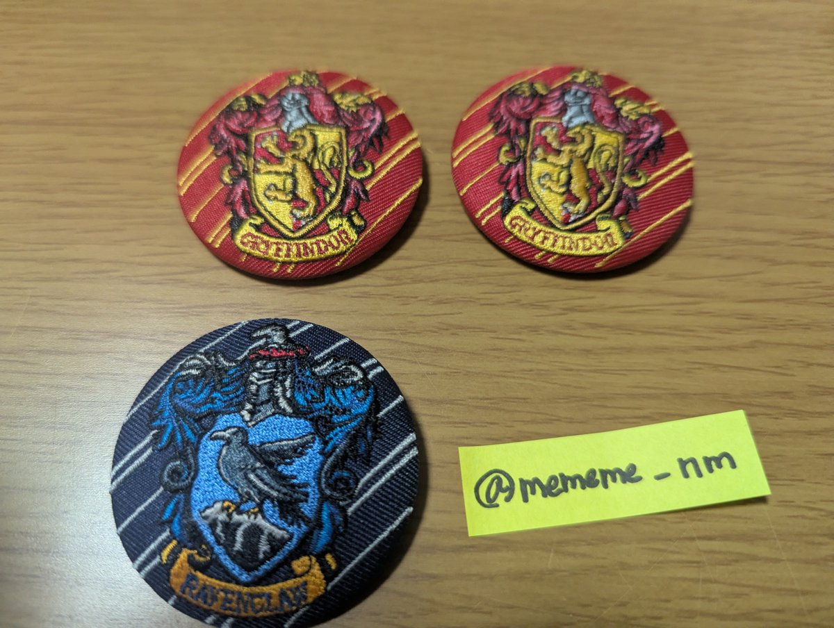 mememe_nm's tweet photo. ハリーポッター刺繍缶バッジ交換探してます！

【譲】グリフィンドール(2個)、レイブンクロー
【求】蛙チョコ、百味ビーンズ、金のスニッチ(各1個)

郵送、同数交換希望です
お取り引き不慣れですが、よろしければお声掛けください( ◜ᴗ◝ ) https://t.co/UBNcGPMsw5