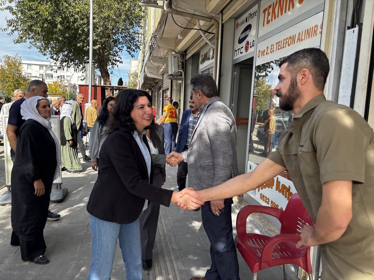 Halide_Turkoglu's tweet photo. Amed İl Eşbaşkanımız, milletvekillerimiz, Çınar Belediye Eşbaşkanlarımız ve yöneticilerimizle birlikte Çınar halkını ve esnafını ziyaret ettik.

Halkın yaşadığı sorunları dinleyerek çözüm önerilerini birlikte değerlendirdik.

Dayanışmayı büyüterek, örgütlülüğümüzü güçlendirerek halkımızla birlikte mücadele etmeye, sorunlara ortak çözümler üretmeye devam edeceğiz.