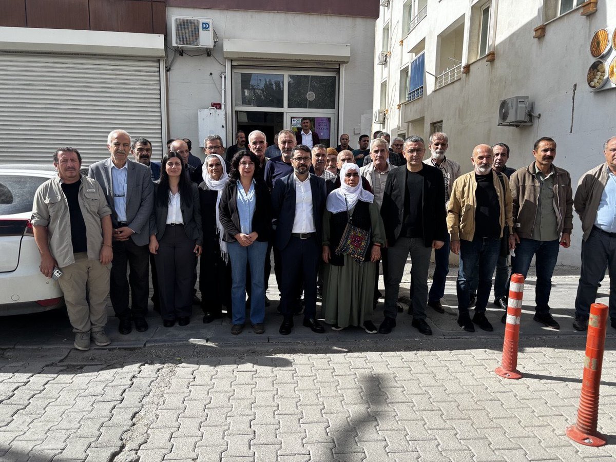 Halide_Turkoglu's tweet photo. Amed İl Eşbaşkanımız, milletvekillerimiz, Çınar Belediye Eşbaşkanlarımız ve yöneticilerimizle birlikte Çınar halkını ve esnafını ziyaret ettik.

Halkın yaşadığı sorunları dinleyerek çözüm önerilerini birlikte değerlendirdik.

Dayanışmayı büyüterek, örgütlülüğümüzü güçlendirerek halkımızla birlikte mücadele etmeye, sorunlara ortak çözümler üretmeye devam edeceğiz.