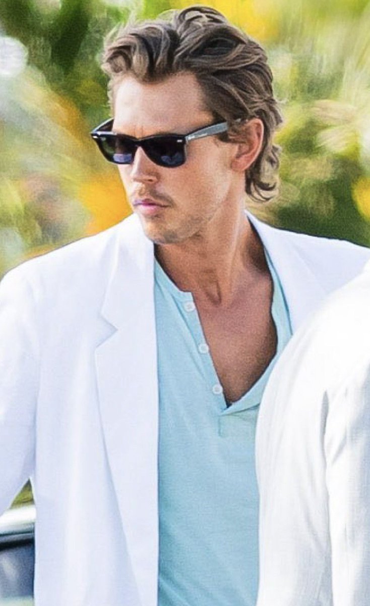BBButler91's tweet photo. Happy Monday Y'all!! Let's make it a great week and hope for more Miami Vice set pics. https://t.co/tvOODXvgvw