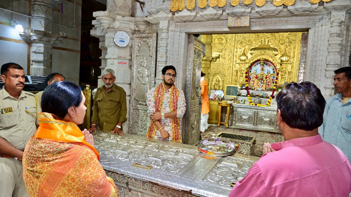 KumariDiya's tweet photo. आज चित्तौड़गढ़ जिले में स्थित प्रभु श्री सांवलिया सेठ जी के दर्शन कर समस्त प्रदेशवासियों के सुख-समृद्धि, खुशहाली एवं उत्तम स्वास्थ्य की कामना की।

प्रभु की कृपा सभी पर बनी रहे और राजस्थान निरंतर प्रगति, समृद्धि एवं खुशहाली के पथ पर अग्रसर हो, यही प्रार्थना है। https://t.co/U10WkTm1K8