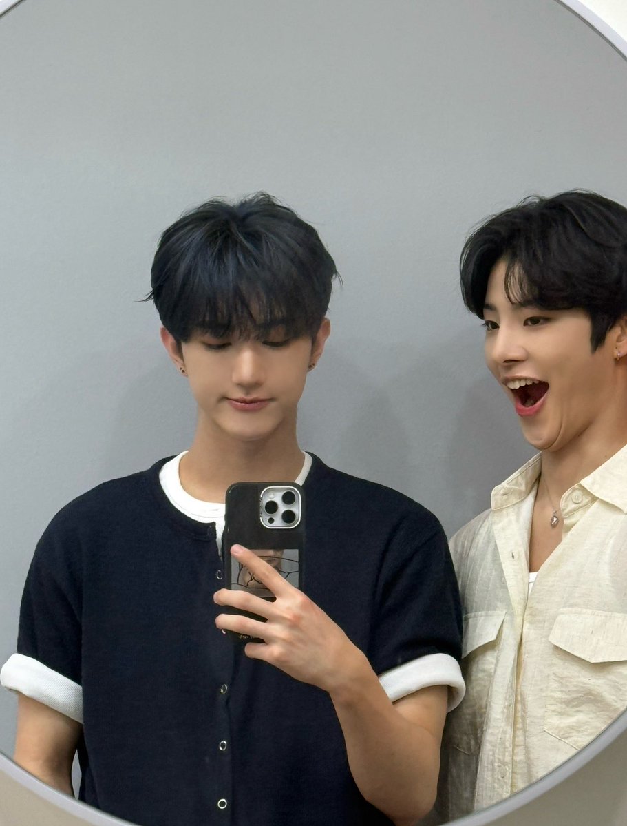 YOUNITE_twt's tweet photo. 나의 영원한 말벌 친구 띠온이 생일 축하해🥳

#경문 #KYUNGMUN
#1019_축하합시온 https://t.co/uO9IZ9lwKM