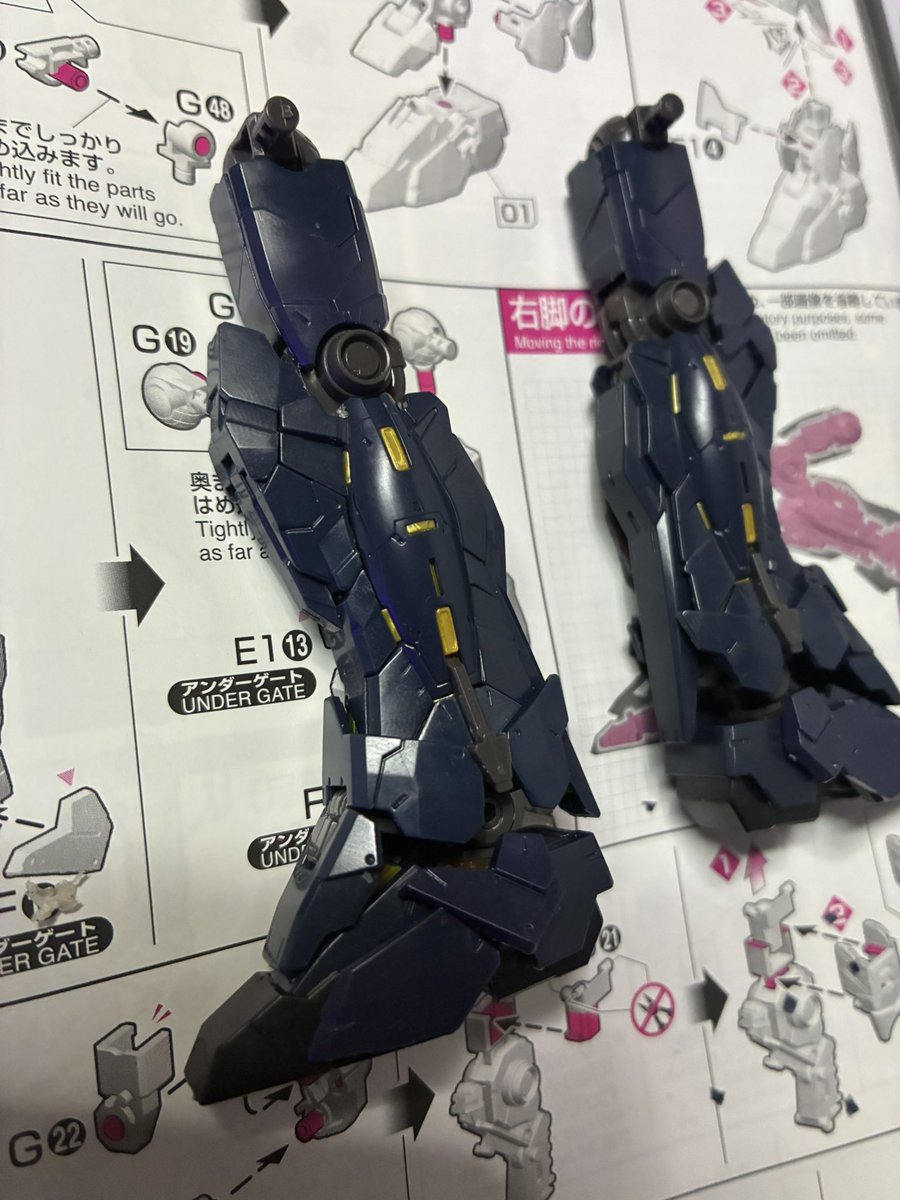 VivioWrx's tweet photo. いやー足だけ組めたけど
まだまだ5分の1ぐらいか？
パーツ多くてランナー20枚ヤバすぎ😭 https://t.co/bnrjiFXZsu
