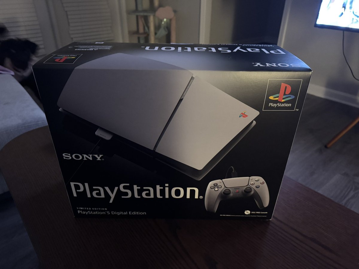 MannySaysStuff's tweet photo. Probably my favorite console special edition. I’m never letting this thing go. https://t.co/FQIMrK7z1a