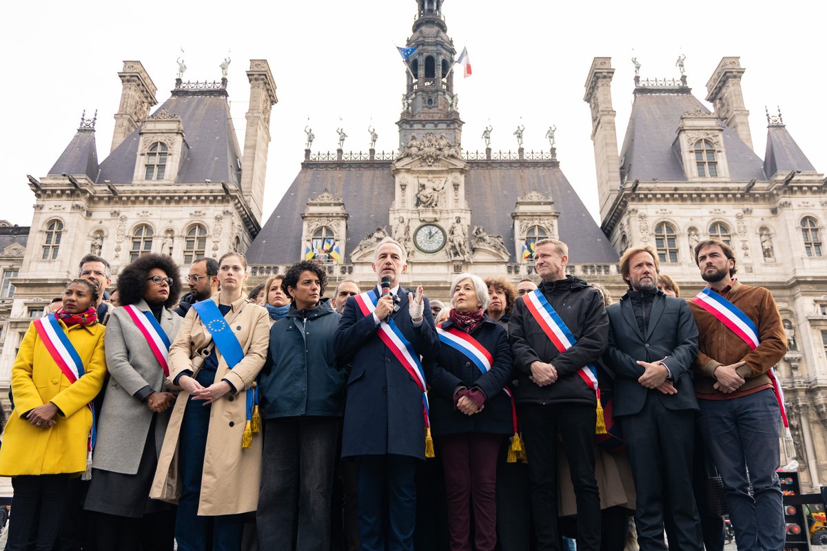 lamiaela's tweet photo. Ce midi, aux côtés du Maire de Paris @egregoire , devant l’Hôtel de Ville, pour un rassemblement symbolique en faveur du retour au calme et contre les violences.

Tout mon soutien aux Parisiennes et aux Parisiens touchés, notamment aux commerçantes et commerçants victimes des dégradations. Merci aux agents de la Ville mobilisés depuis samedi pour remettre Paris en état.

Le droit de manifester est fondamental. Rien ne justifie les violences. Face aux destructions, faisons le choix de la solidarité et de l’unité.

#17octobre #Pillages