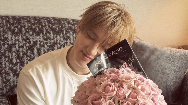 PeachessChan's tweet photo. He looks so soft (,,>﹏<,,) https://t.co/2aNntgRbuY