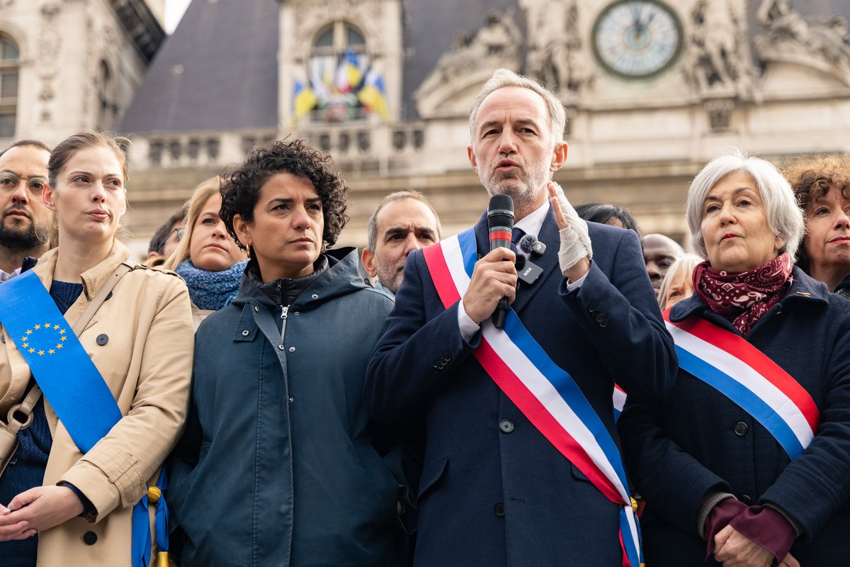 lamiaela's tweet photo. Ce midi, aux côtés du Maire de Paris @egregoire , devant l’Hôtel de Ville, pour un rassemblement symbolique en faveur du retour au calme et contre les violences.

Tout mon soutien aux Parisiennes et aux Parisiens touchés, notamment aux commerçantes et commerçants victimes des dégradations. Merci aux agents de la Ville mobilisés depuis samedi pour remettre Paris en état.

Le droit de manifester est fondamental. Rien ne justifie les violences. Face aux destructions, faisons le choix de la solidarité et de l’unité.

#17octobre #Pillages