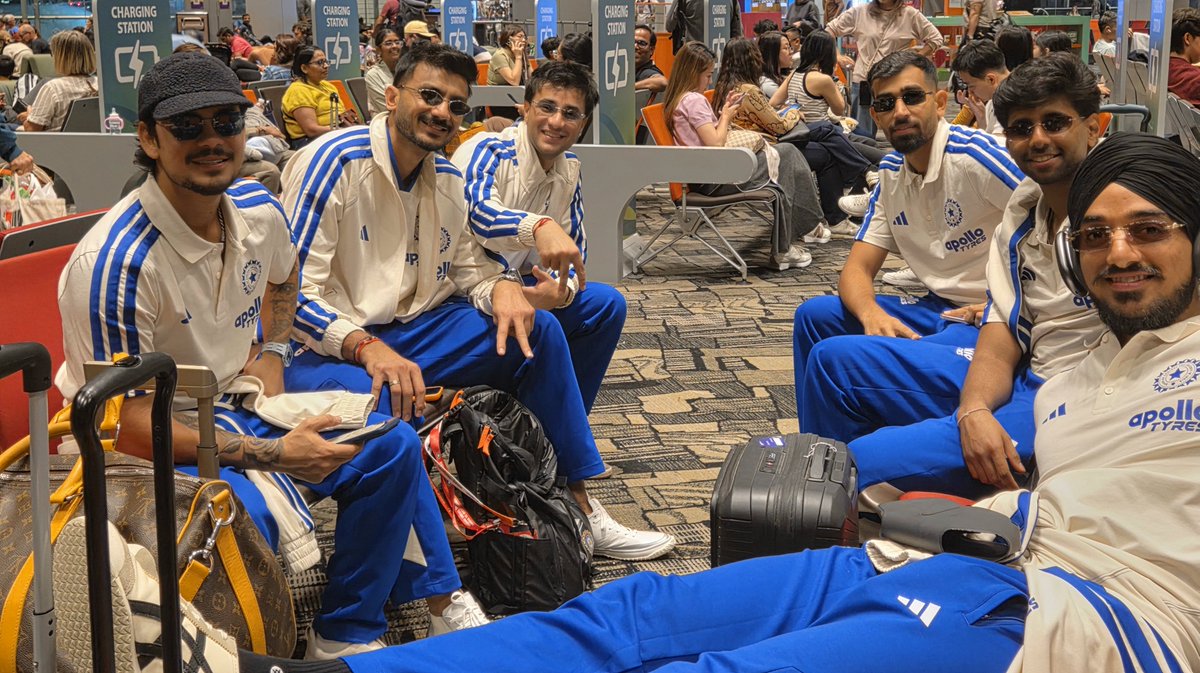 BCCI's tweet photo. #TeamIndia en route New Zealand 🇳🇿 ✈️ 

#NZvIND https://t.co/vnN1yWPLxk