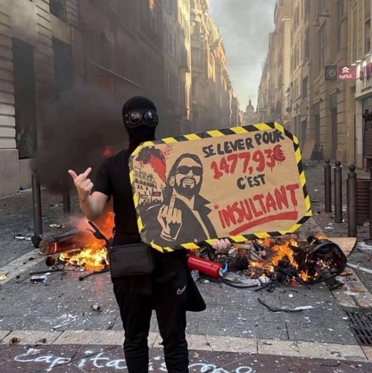Kulturlesite_'s tweet photo. 🗣️ SCH s’exprime sur les manifestations du week-end :

« Je suis fier de voir que la majeure partie de notre jeunesse a une conscience politique, peuple militant imprégné d'idéal..

La violence a une origine, elle n'est jamais gratuite, beaucoup de monde la condamne mais personne ne réfléchit à sa source.

On peut la condamner, mais l'histoire nous apprend qu'aucun changement n'a été obtenu sans révolte..

Vous avez tout mon soutien !

Évidemment, mon soutient va aussi tout droit aux commerçants victimes de dommages collatéraux

Ne nous trompons pas combat. »