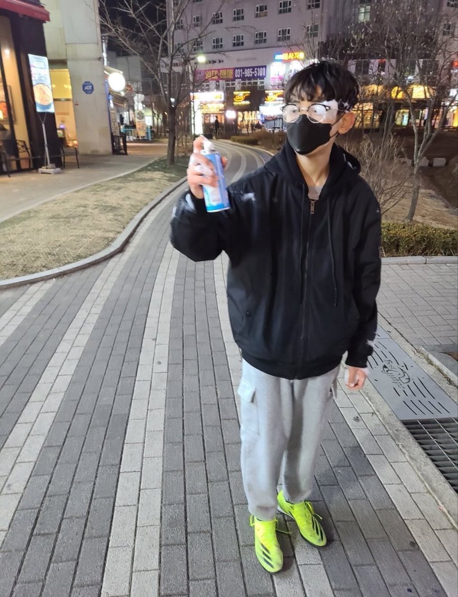 7qwT87C4XnjDG4V's tweet photo. 이거 다 박경률 과거 중학교 당시 사진이구요 
외모로 사람 평가하는거 아니라지만 객관적으로 정말 이친구가 술담하고 일진놀이하고 선생님한테 대들거같나요 
다들 이성적으로 판단해주세요
폭로하시는분들 정확한 증거도 없이 입만 나불대시고 한심해요 
#박경률 #아이덴티티 https://t.co/0mpNDxSl0W