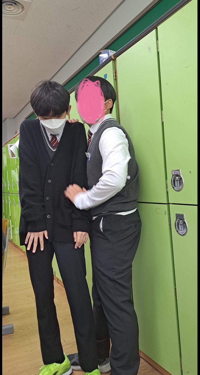 7qwT87C4XnjDG4V's tweet photo. 이거 다 박경률 과거 중학교 당시 사진이구요 
외모로 사람 평가하는거 아니라지만 객관적으로 정말 이친구가 술담하고 일진놀이하고 선생님한테 대들거같나요 
다들 이성적으로 판단해주세요
폭로하시는분들 정확한 증거도 없이 입만 나불대시고 한심해요 
#박경률 #아이덴티티 https://t.co/0mpNDxSl0W