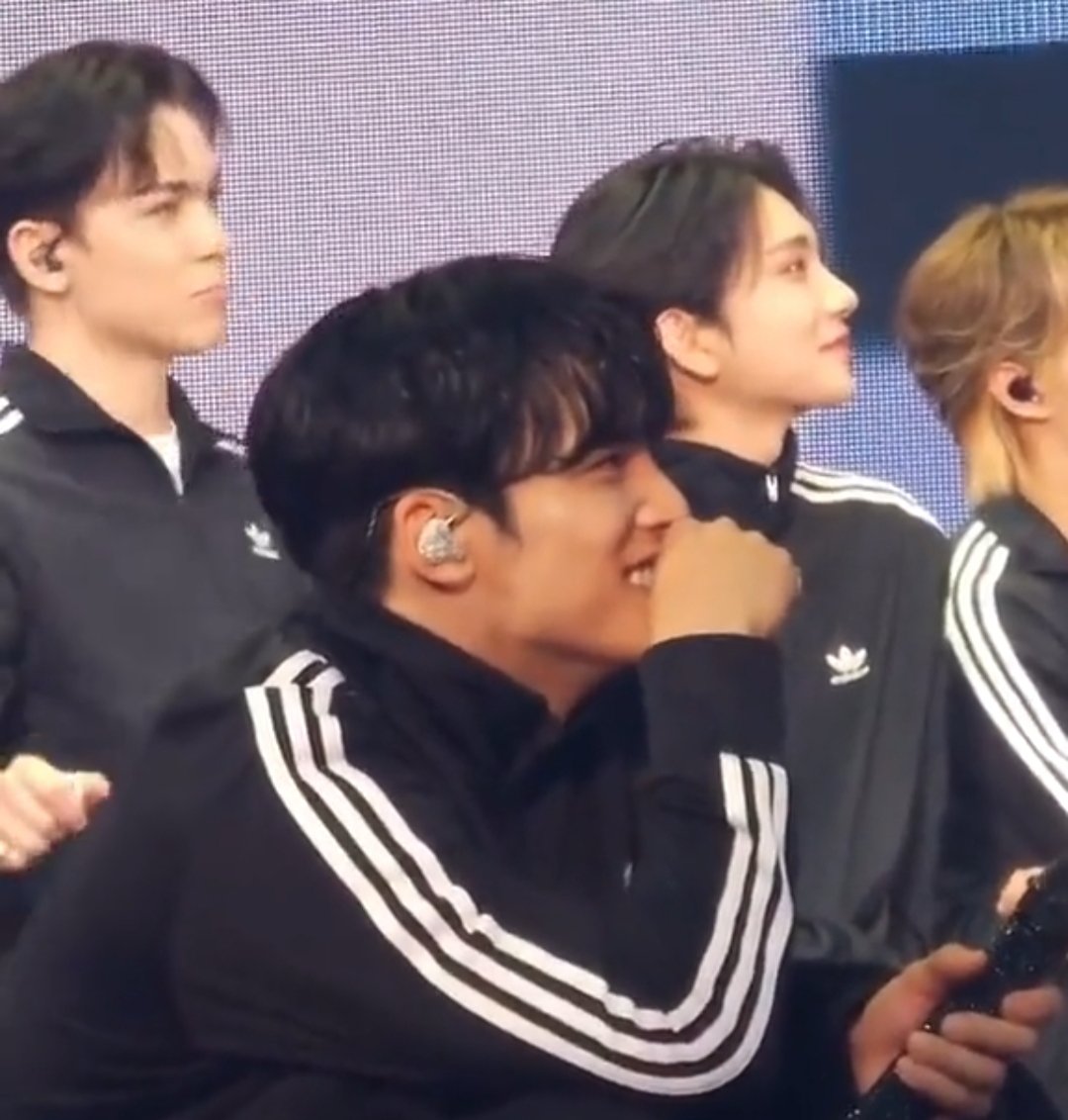 foxdungeemw's tweet photo. Wonwoo and his #1 enthusiast 😁☝️ https://t.co/1HiSN68OCP