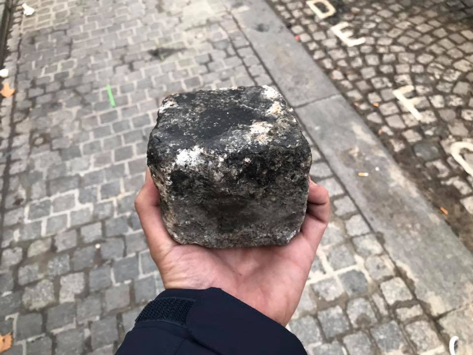 Nega_Maiz's tweet photo. La primera vez que visité París llegué a la Torre Eiffel y no pude subir: protegida con vallas, había estallado la revuelta de los chalecos amarillos (2018). En lugar de lloriquear y dar vergüenza cogí un adoquín y me sumé a la protesta. https://t.co/uviQqBDwPB