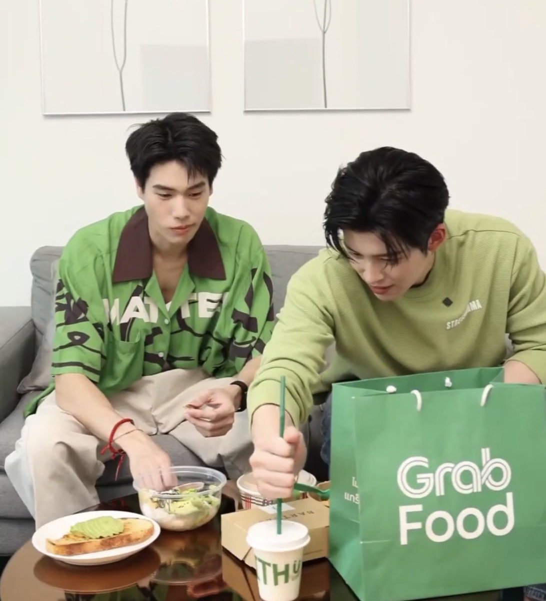 ppappunch_'s tweet photo. คุณอาจจะคิดว่า แฟนคลับที่ไปทาน with u gurt แล้วได้เจอปอนด์เป็นคนขายและทำกรีกโยเกิร์ตให้ หรือเป็นแคชเชียร์เก็บเงิน คือโชคดีแล้ว เหมือนซื้อpremium คุณคงไม่เคยเจอ phuwintang ที่มีceo แกะหลอดให้ดื่มและนั่งป้อนให้ทาน นี่แหละสิทธิพิเศษของจริง ระดับ vvip https://t.co/OLOh5I4ntQ