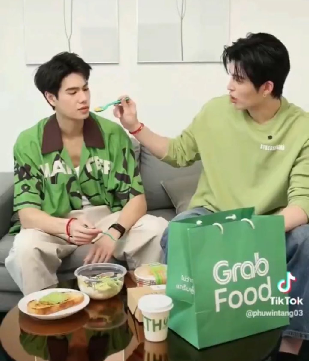 ppappunch_'s tweet photo. คุณอาจจะคิดว่า แฟนคลับที่ไปทาน with u gurt แล้วได้เจอปอนด์เป็นคนขายและทำกรีกโยเกิร์ตให้ หรือเป็นแคชเชียร์เก็บเงิน คือโชคดีแล้ว เหมือนซื้อpremium คุณคงไม่เคยเจอ phuwintang ที่มีceo แกะหลอดให้ดื่มและนั่งป้อนให้ทาน นี่แหละสิทธิพิเศษของจริง ระดับ vvip https://t.co/OLOh5I4ntQ
